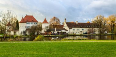 Blutenburg Kalesi, Almanya 'nın Münih eyaletinde Wuerm Nehri kıyısında yer alan bir şehirdir..