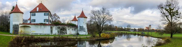 Blutenburg Kalesi, Almanya 'nın Münih eyaletinde Wuerm Nehri kıyısında yer alan bir şehirdir..