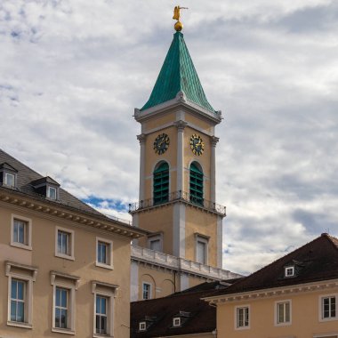 Merkez Kilise Kulesi, Evangelische Stadtkirche Karlsruhe ve çevresindeki binaların çatısı. Karlsruhe, Baden-Wurttemberg, Almanya