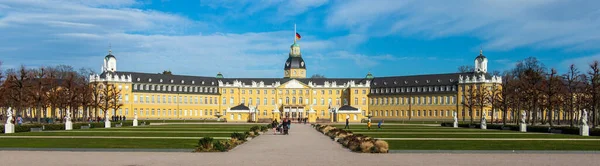 ガーデンスクエアと城カールスルーエの広いパノラマ ドイツのバーデン ヴュルテンベルク州カールスルーエ地区 — ストック写真
