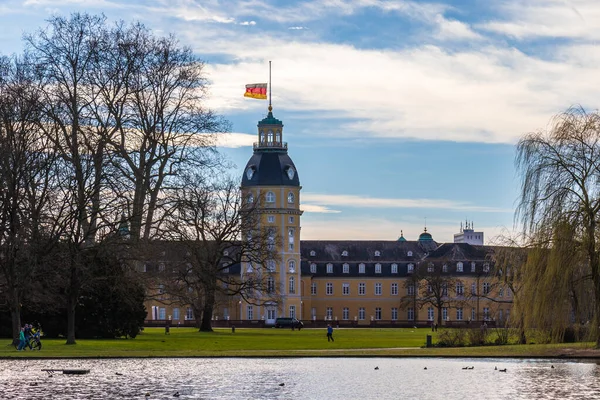 緑の自然の中に 庭と池 旗と半マストを持つ城カールスルーエ ドイツ バーデン ヴュルテンベルク州カールスルーエ地区 — ストック写真