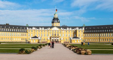 Karlsruhe Kalesi 'nin Meydanlı Ana Girişi' nin önü. Karlsruhe, Baden-Wuerttemberg, Almanya