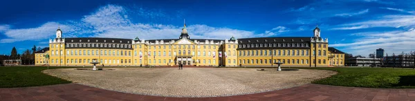Karlsruhe Kalesi 'nin Ana Girişinin Geniş Panorama' sı. Karlsruhe, Baden-Wurttemberg, Almanya