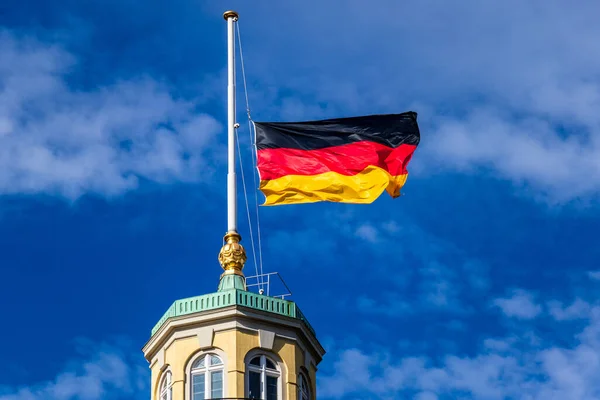 Halfmast 'taki Alman Bayrağı' nın detaylı görüntüsü, Auf Halbmast, Karlsruhe Kalesi 'nin çatısında, arka planda mavi gökyüzü. Almanya