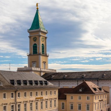 Evangelische Kulesi 'nin Panorama' sı Stadtkirche Karlsruhe ve etrafındaki çatılar. Karlsruhe Merkezi, Baden-Wurttemberg. Almanya