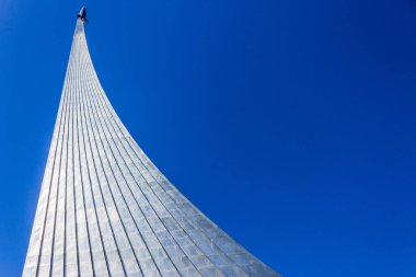 Rusya 'nın Moskova kentindeki Kozmonotlar Anıtı' nda Uzayın Fatihleri Anıtı 'nın Üstü Soyuz Roket Anıtı.