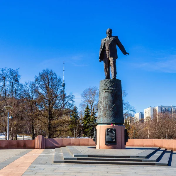 俄罗斯莫斯科 太空征服者火箭纪念碑 附近的纪念公园内的谢尔盖 科罗廖夫雕塑 — 图库照片