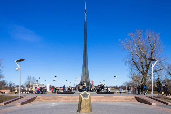 ロシア モスクワの宇宙博物館と宇宙の征服者へのロケット記念碑のパノラマ — ストック写真