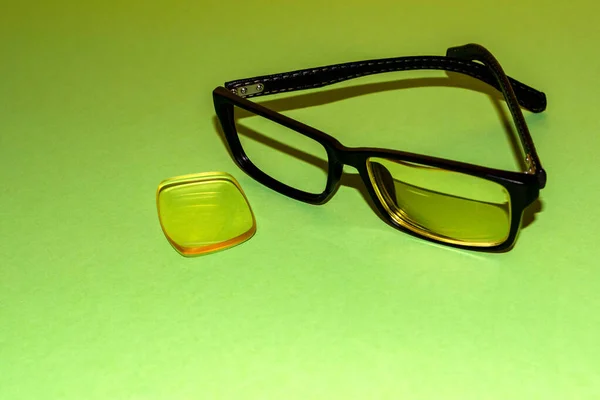 Zerbrochene Gläser liegen auf einer grünen Fläche — Stockfoto