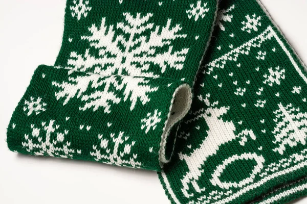 Фрагмент зеленого шарфа со снежинками, оленями и деревьями — стоковое фото