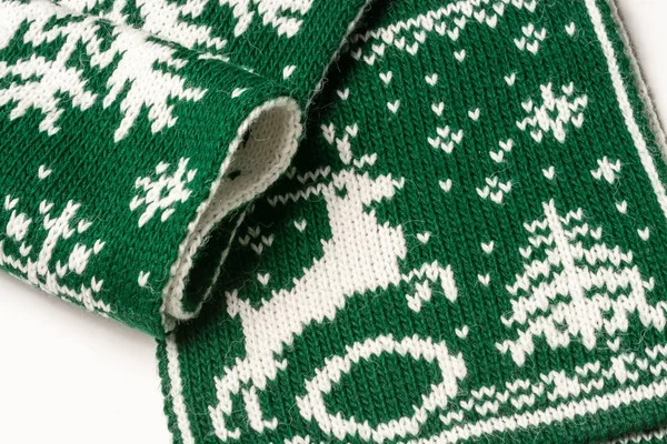 Close-up de um pedaço de lenço verde com uma imagem branca de um veado, árvore de Natal e flocos de neve — Fotografia de Stock