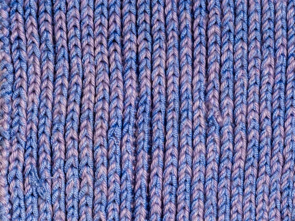 Estrutura tricotada de fios azuis de sombras diferentes. Linhas verticais — Fotografia de Stock