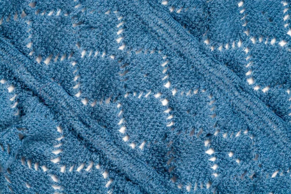 Pletení ze silné měkké příze modré barvy. Fragment close-up. Textilní pozadí. Úhlopříčka — Stock fotografie