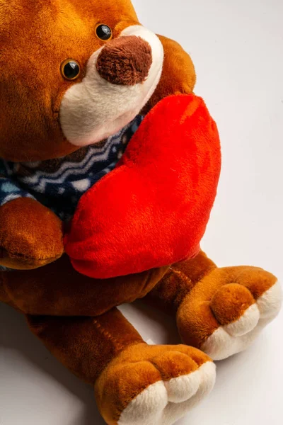 Teddy Bear trzyma serce na białym tle.Orientacja pionowa — Zdjęcie stockowe