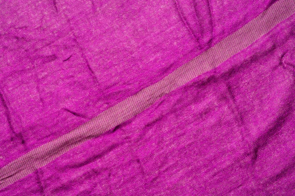 Fuchsia färg rynkig tyg konsistens. Diagonal linje — Stockfoto