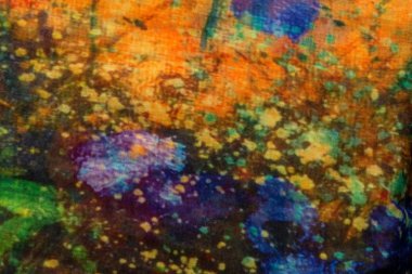 Sonbahar tonlarında bir mendilin yakın plan görüntüsü