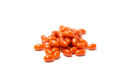 Birçok turuncu tablet beyaz arka planda yatar. Yan görünüm