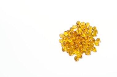 Beyaz zemin üzerinde saydam sarı renkli tablet. Yukarıdan görüntüle