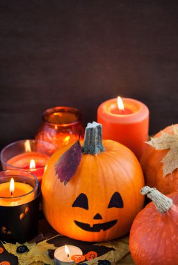 Cadılar Bayramı Balkabağı ve mumlar 