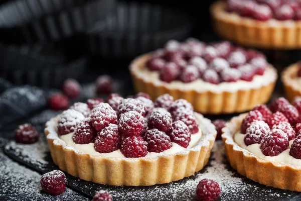 Tarte mini delicioase de zmeură pe fundal întunecat — Fotografie, imagine de stoc