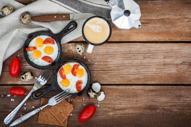 Kızarmış yumurta kızartma tavada domates ile