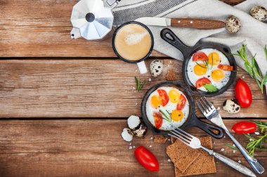 Kızarmış yumurta kızartma tavada domates ile