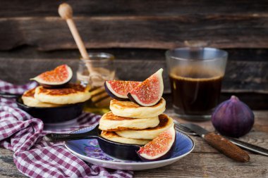 Taze incir ve bal ile süzme peynirli gözleme