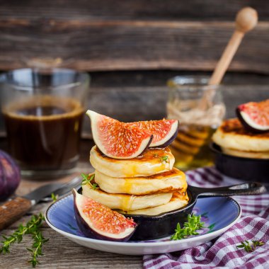 Taze incir ve bal ile süzme peynirli gözleme