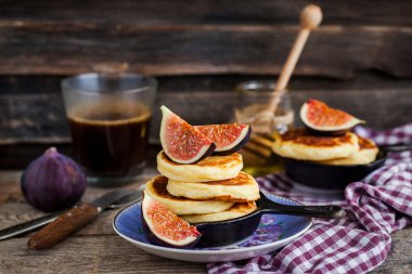 Taze incir ve bal ile süzme peynirli gözleme