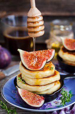 Taze incir ve bal ile süzme peynirli gözleme