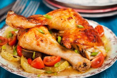 Kızarmış tavuk budu ve sebze.