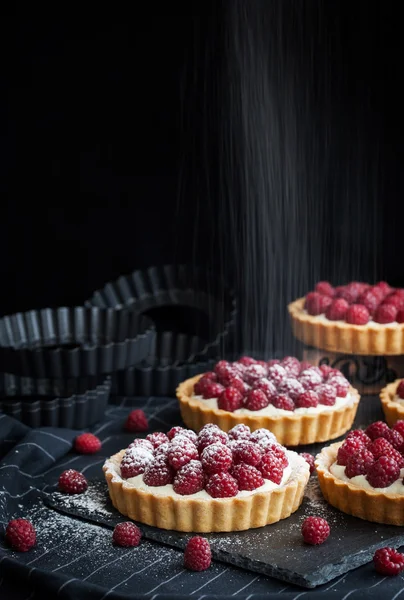 Tarte mini delicioase de zmeură pe fundal întunecat — Fotografie, imagine de stoc