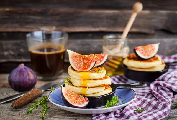 Cottage cheese pancakes with fresh figs and honey — Stock Photo, Image