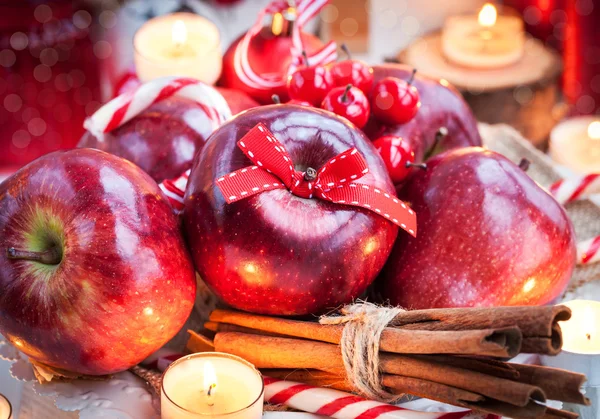 Weihnachtskomposition mit roten Äpfeln — Stockfoto