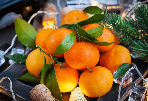 Las mandarinas frescas en el fondo de vacaciones —  Fotos de Stock