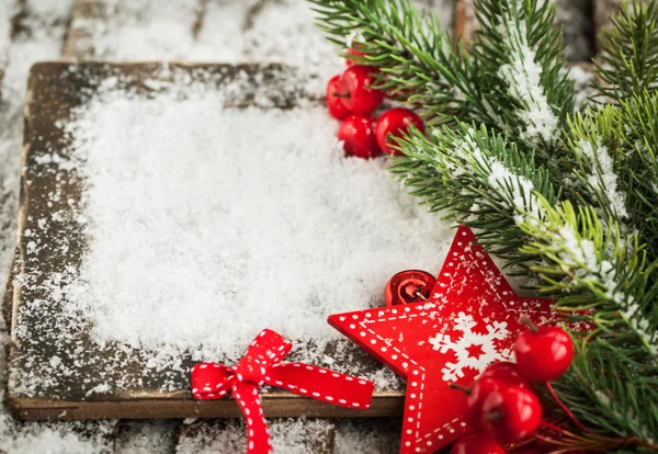 Tarjeta de Navidad con nieve, estrella roja y rama de abeto — Foto de Stock