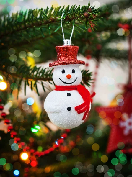 Weihnachtsdekoration Schneemann auf dem Baum — Stockfoto