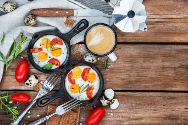 Kızarmış yumurta kızartma tavada domates ile