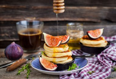 Taze incir ve bal ile süzme peynirli gözleme