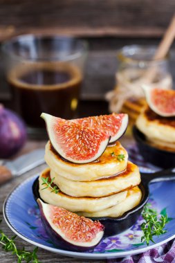 Taze incir ve bal ile süzme peynirli gözleme