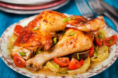 Kızarmış tavuk budu ve sebze.