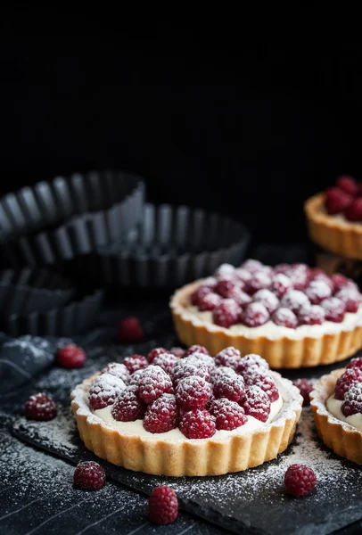 Вкусные малиновые мини-пироги на тёмном фоне — стоковое фото