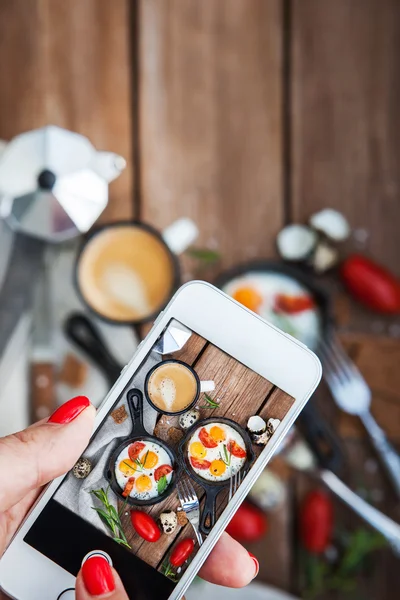 스마트 폰으로 달걀 프라이 함께 아침 식사의 음식 사진 복용 — 스톡 사진