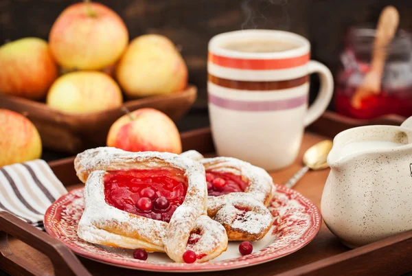 Délicieuse pâte feuilletée aux baies avec sucre en poudre et café — Photo