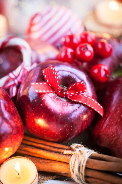 Рождественская композиция с красными яблоками — стоковое фото