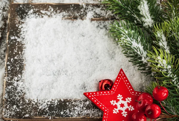 Tarjeta de Navidad con nieve, estrella roja y rama de abeto —  Fotos de Stock