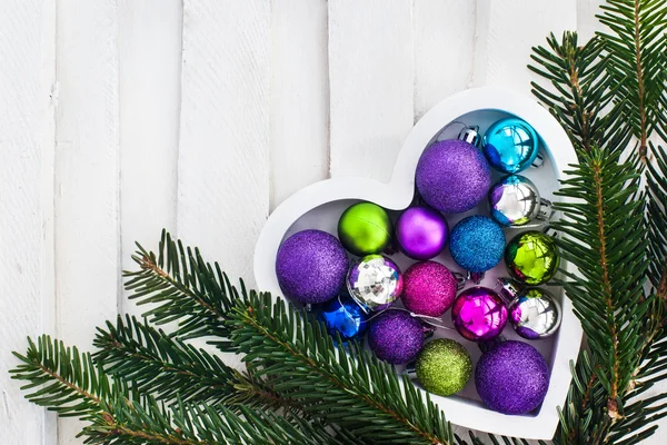 Cartão de Natal com coração de madeira, bolas, decoração e abeto — Fotografia de Stock