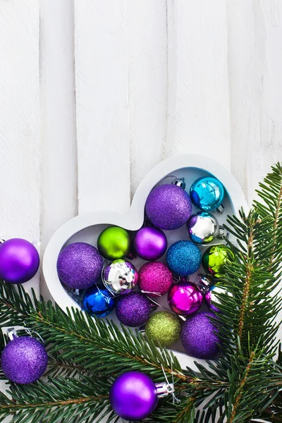 Tarjeta de Navidad con corazón de madera, bolas, decoración y abeto —  Fotos de Stock