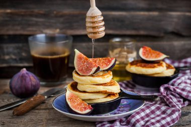 Taze incir ve bal ile süzme peynirli gözleme