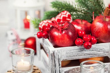 Kırmızı elma, topları, tarçın, kar ile Noel kompozisyon ve